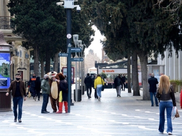 Azərbaycanda qadınlarla kişilərin sayı bərabərləşib