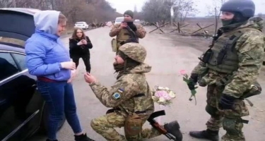 Ukraynada savaşın ortasında evlilik təklifi