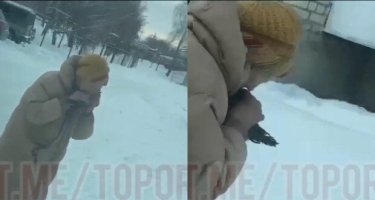 Rusiyada yaşlı qadın küçənin ortasında göyərçini parçalayıb yedi
