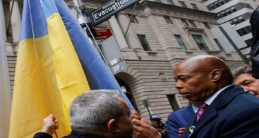 Nyu-Yorkun meri Manhettendə Ukrayna bayrağını qaldırıb - FOTO