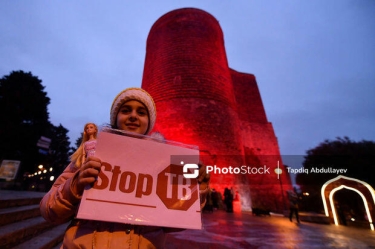 Bakının bir neçə məşhur tikilisi qırmızı rənglə işıqlandırıldı – FOTO