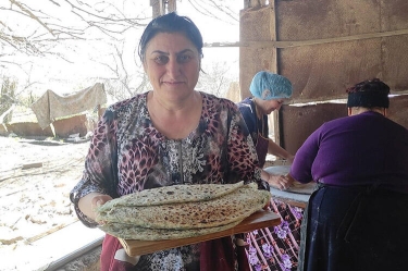 Xocalıdakı ermənilər rusiyalı sülhməramlılara qutab bişirdilər - FOTO