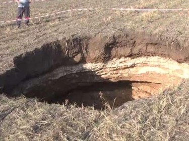 Tarladakı çüxura baxanda DƏHŞƏTƏ GƏLDİLƏR: 3 yaşlı uşaq və naməlum varlıq... - FOTOlar