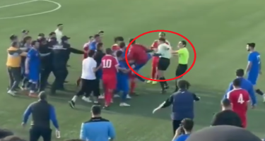Azərbaycan çempionatında biabırçılıq - Futbolçular  hakimi döydü - VIDEO