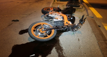 Bakıda motosikletçi qəza törədib,  iki nəfər yaralanıb