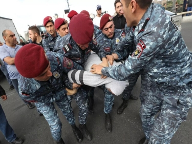 Ermənistan müxalifəti İrəvanın əsas küçələrini bağlayıb