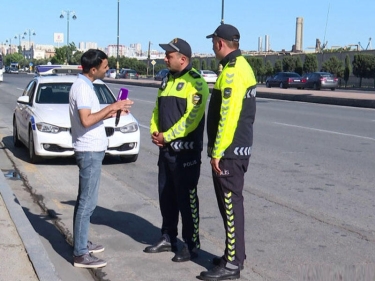 Bakıda hər kəs bu yol polislərinin nümunəvi addımından danışır - VİDEO