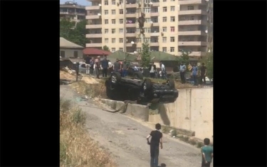 Bakıda avtomobil dərəyə aşıb - FOTO