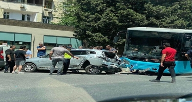Bakıda avtobus ağır qəza törətdi, yaralılar var - FOTO