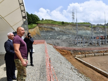 İlham Əliyev Laçında “Qorçu” elektrik yarımstansiyasında görülən işlərlə tanış olub - FOTO