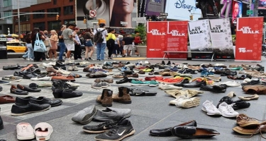 “Times” meydanına Türkiyə şəhidləri üçün 251 cüt ayaqqabı düzüldü - FOTO