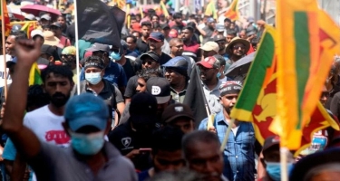 Şri-Lankada etirazçılar Baş nazirin iqamətgahını yandırıb