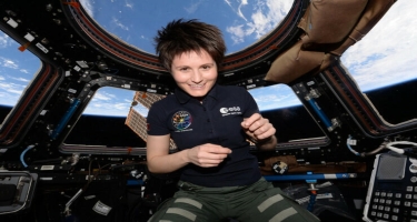 Qadın astronavt açıq kosmosa çıxıb