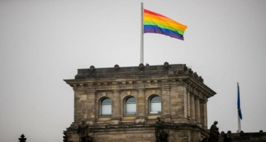Almaniyada parlament binası üzərində LGBT bayrağı asıldı
