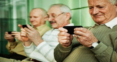 Smartfonların işığı yaşlılara necə təsir edir?