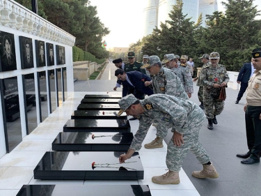 İran hərbi nümayəndə heyəti Şəhidlər xiyabanını ziyarət edib - FOTO