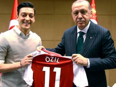 Ərdoğan Mesut Özilə saat hədiyyə etdi - Qiyməti... - FOTO