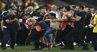 Türkiyə Super Liqasında azarkeş meydanda futbolçuya təpik vurub - FOTO
