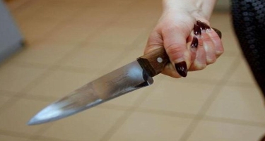 Qadın 49 yaşlı sevgilisini bıçaqladı - Yeməyə görə
