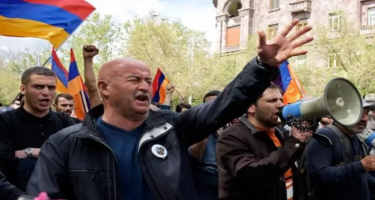 Ermənistan parlamenti qarşısında Paşinyan əleyhinə aksiya keçirilir