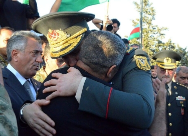 Hərbi rəhbərlik şəhidlərimizin dəfn və yas mərasimlərində iştirak edib - FOTO