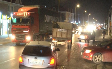 Bakıda iki maşının toqquşması tıxaca səbəb olub - FOTO