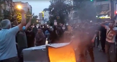 İranda polis şöbəsini yandırdılar - VİDEO
