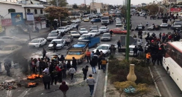 İranda etirazçılar Xameneinin şəkli olan 6 metrlik banneri dağıtdı - VİDEO