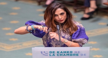 Belçika parlamentinin deputatından iranlı qadınlara DƏSTƏK - Saçını kəsdi - VİDEO