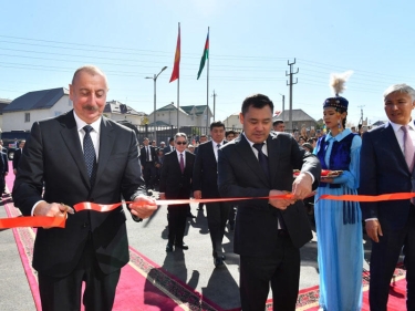 İlham Əliyev Bişkekdə Nizami Gəncəvi adına məktəbin açılış mərasimində iştirak edib - FOTO