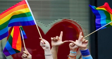 Qətərdən LGBT-nin rəngli bayrağına “yaşıl işıq”