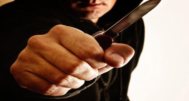15 yaşlı məktəbli sinif yoldaşına bıçaqla vəhşicəsinə hücum etdi - VİDEO