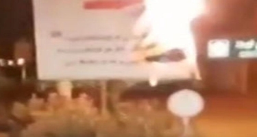 İranda Xameneinin baneri yandırıldı - VİDEO
