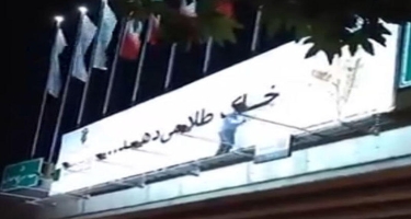 İranda reklam lövhələrinə bu şüarlar yazıldı - VİDEO