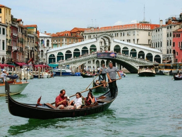 Fransız turistlər Venesiyada qayıq oğurlayıblar