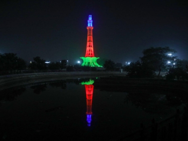 Pakistanın ən böyük qülləsi Azərbaycan bayrağı ilə işıqlandırılıb - FOTO