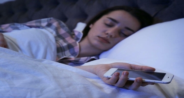 Yatanda smartfonları çarpayının yanına qoymayın