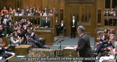 Deputat Britaniya parlamentini “dünyanın ən mavi parlamenti” adlandırdı - FOTO