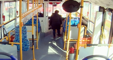 Avtobus sürücüsü gediş haqqını ödəyə bilməyən qızın və anasının başına oyun açdı