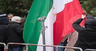 Etirazçılar İran bayrağını yandırdı - VİDEO