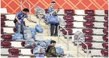 Komandası qalib gəldi, azarkeşi stadionu zibillərdən təmizlədi - FOTO