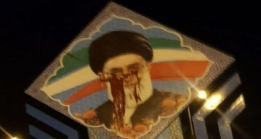İranda etirazçılar Xameneyinin banerini qan rənginə boyadılar - FOTO