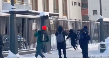 Moskvada qeyri-adi MESAJ: səfirliyin ərazisinə çəkiclər atıldı