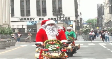 Polislər Santa Klaus paltarı geyinərək uşaqlara hədiyyə paylayıb - VİDEO