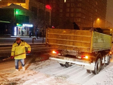 Bakının küçə və prospektləri gecə qardan təmizlənib - FOTOlar