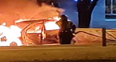Salonunda dörd yaşlı uşağın olduğu avtomobil yanıb - VİDEO