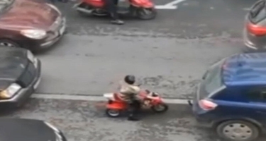 Yasamalda 4-5 yaşlı uşağın motosiklet sürdüyü görüntülər araşdırılır - VİDEO