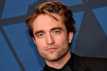 Pattinson dəb nümayişinə ətəklə gəldi - FOTO