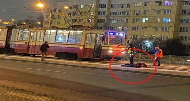 Rusiyada qorxunc qəza: Tramvayın altına düşən kişi faciəvi şəkildə öldü - VİDEO