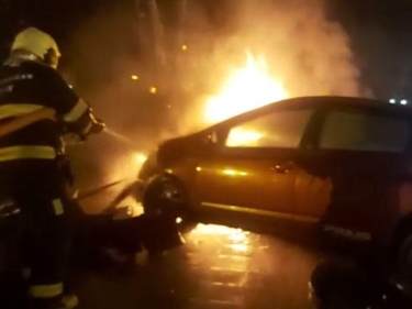 Bakıda səkiyə çırpılan “Prius” yandı - VİDEO - FOTO